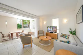 Lush Hastings Street Beach Abode - Image 3