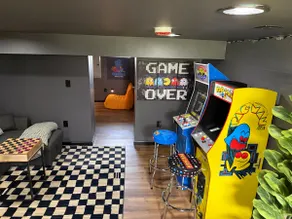Family Fun! Theater & Game Room, 3 mins to Ark! - Image 3