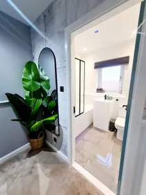 Bright 3BR walking distance to town - FREE parking - Image 2