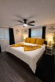 King Suite and Sofa Bed Fast WI-FI Easy DC Access - Image 5