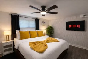 King Suite and Sofa Bed Fast WI-FI Easy DC Access - Image 4