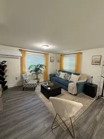 King Suite and Sofa Bed Fast WI-FI Easy DC Access - Image 2
