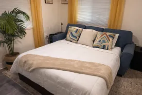 King Suite and Sofa Bed Fast WI-FI Easy DC Access - Image 3