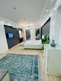 An elegant, luxury jewel with pool - Image 3