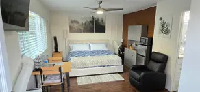 Private Entrance/King Sze Bed/Luxurious Spa Shower - Image 2