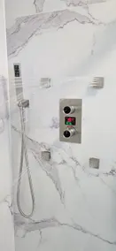 Private Entrance/King Sze Bed/Luxurious Spa Shower - Image 3