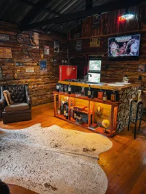 Cabin with exclusive decor - Image 2