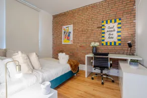 Grand 4BR – Your Spacious Mont-Royal Retreat - Image 4