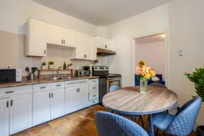 Grand 4BR – Your Spacious Mont-Royal Retreat - Image 2