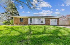Clean Hilltop 4BR | Near Clifty Falls | Sleeps 8 - Image 2