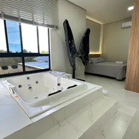 Deluxe suite with hydro - Image 3