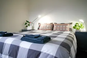 Lovely s/c bedsit near Hobart with VIEWS & parking - Image 2