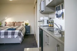 Lovely s/c bedsit near Hobart with VIEWS & parking - Image 4