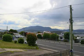 Lovely s/c bedsit near Hobart with VIEWS & parking - Image 5