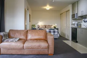 Lovely s/c bedsit near Hobart with VIEWS & parking - Image 3