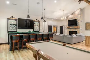 Indoor Pickleball, Sleeps 14, Easy Walk to lake - Image 3