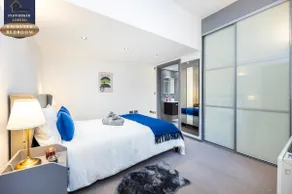 West Kensington 2BR Steps to Tube Sleeps 7 - Image 3