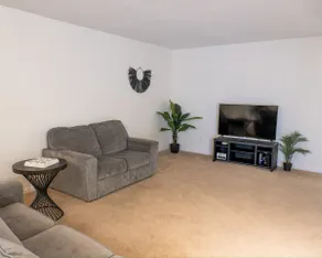 Spacious Townhouse - Image 4