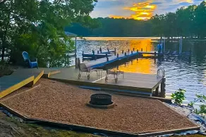 Spacious pet friendly waterfront house with patio - Image 4