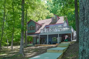 Spacious pet friendly waterfront house with patio - Image 2