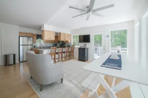 Spacious pet friendly waterfront house with patio - Image 5