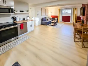 Private guest suite with Full kitchen - Image 3
