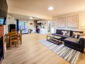 Private guest suite with Full kitchen - Image 5