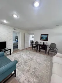 The Inn 1 min walk to Entire Colonial 3BR House Fast WiFi - Image 3