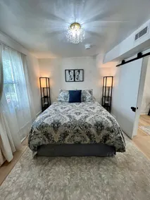 The Inn 1 min walk to Entire Colonial 3BR House Fast WiFi - Image 4