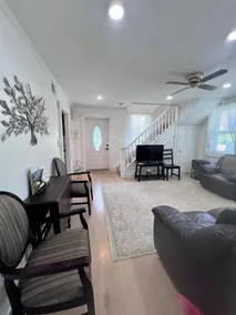 The Inn 1 min walk to Entire Colonial 3BR House Fast WiFi - Image 2