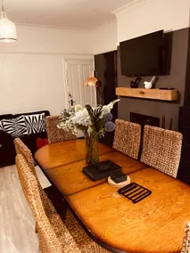 Stylish 5-Bed Home, EV Charger, Off-Street Parking - Image 4