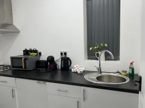 Luton Town Centre 1 bed Airport sleeps 3 - Image 2