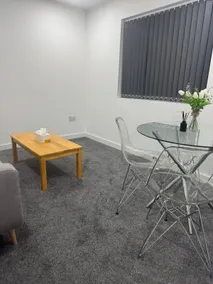 Luton Town Centre 1 bed Airport sleeps 3 - Image 3