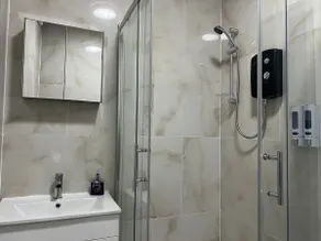 Luton Town Centre 1 bed Airport sleeps 3 - Image 4