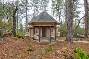 Pet-Friendly 1BR Retreat | King Bed Fireplace Yard - Image 3