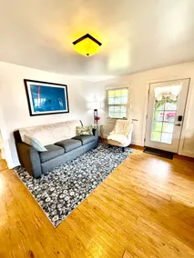 Midtown Retreat | Spacious | Silky Hens | Artistic - Image 4