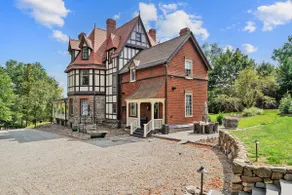 Historic Evergreens House in Exclusive Montclair - Image 2