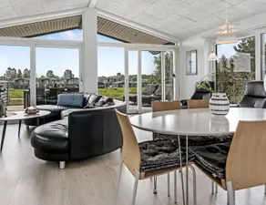 Summer house with ocean view - Image 2