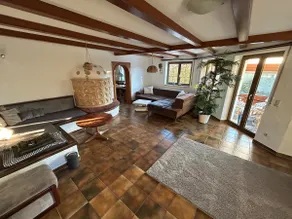 Spacious country house with large garden - Image 2