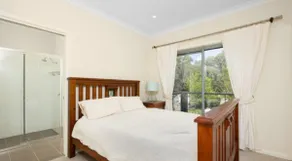 Lagoon-Side Retreat with Pool. Sleeps 10 2kms CBD. - Image 4