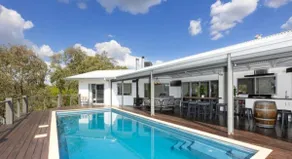 Lagoon-Side Retreat with Pool. Sleeps 10 2kms CBD. - Image 2