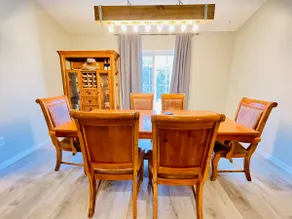 3BR Near Downtown | King Bed | Fast WiFi | Parking - Image 4