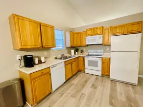3BR Near Downtown | King Bed | Fast WiFi | Parking - Image 5