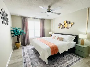 3BR Near Downtown | King Bed | Fast WiFi | Parking - Image 3
