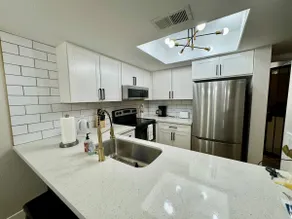 Beautifully renovated townhouse - Image 3