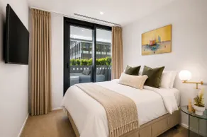 Lakeside Lavish Luxury | Parking Pool Gym & Sauna - Image 4