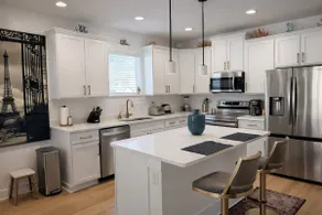 New Luxury Riverside • Walk to Dining • Sleeps 6 - Image 3