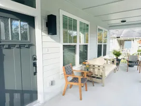 New Luxury Riverside • Walk to Dining • Sleeps 6 - Image 4