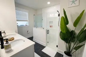 New Luxury Riverside • Walk to Dining • Sleeps 6 - Image 5