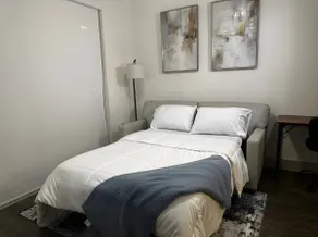 Modern & Cozy Apt with pool in prime location - Image 4